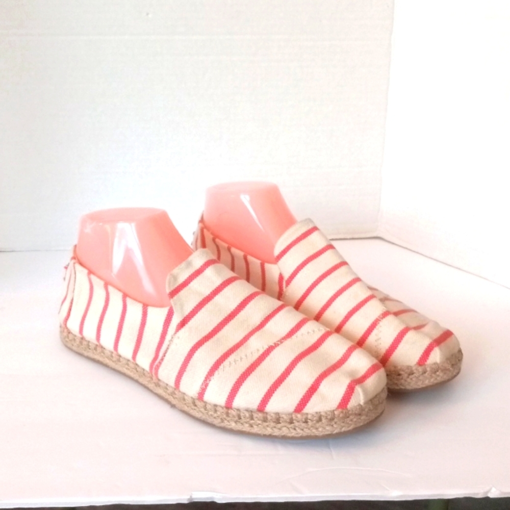 Toms women's classic slip on flat red/natural cream size 9.5